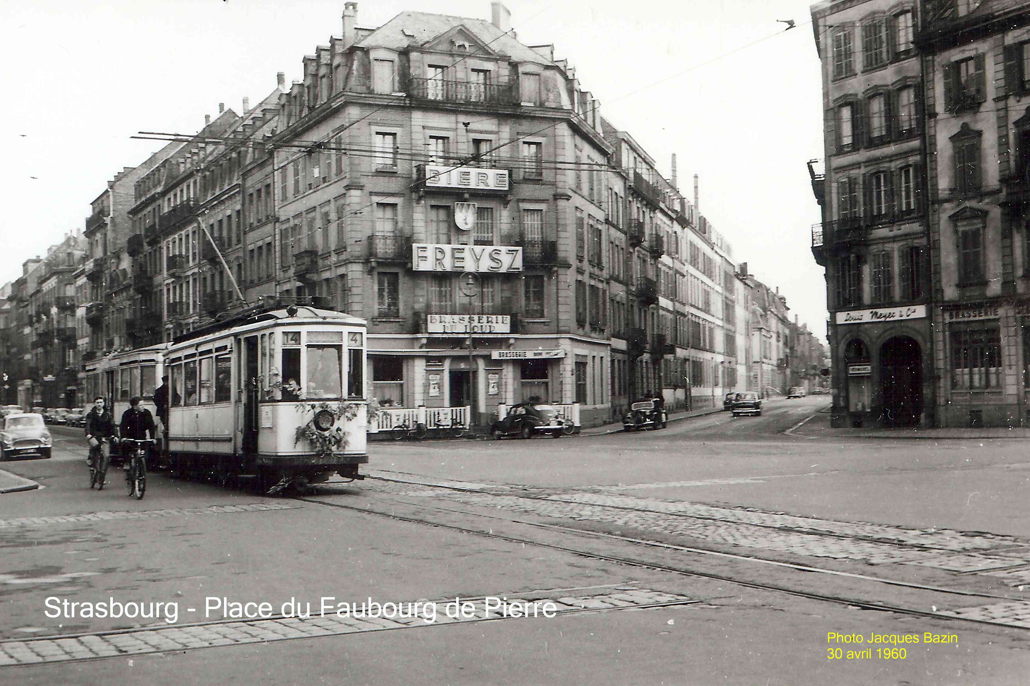 Une motrice et une remorque de la ligne 14, Place de Pierre.